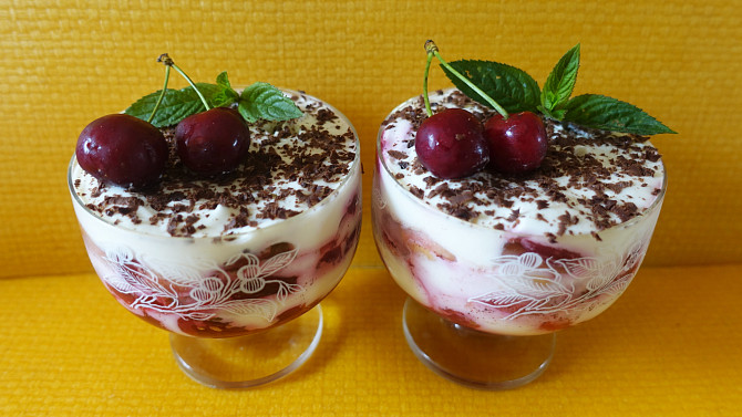 Pohár s třešněmi à la tiramisu