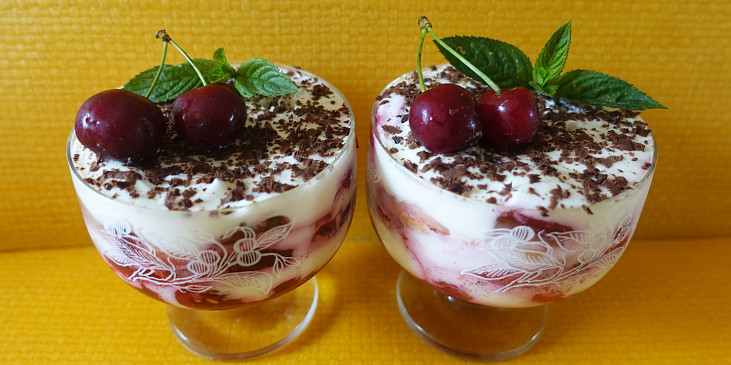 Pohár s třešněmi à la tiramisu