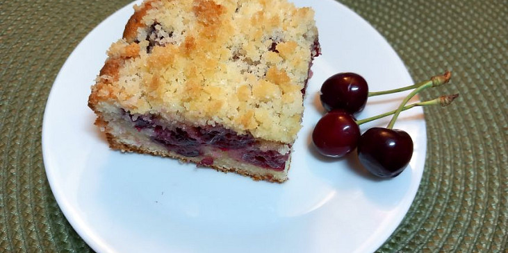 Rychlý litý koláč s třešněmi a drobenkou