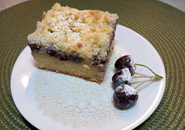 Rychlý litý koláč s třešněmi a drobenkou