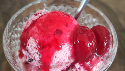 Třešňová zmrzlina s jogurtem a třešňovým toppingem