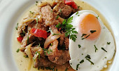 Vepřové nudličky s cibulí v alobalovém balíčku v horkovzdušné fritéze