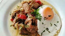 Vepřové nudličky s cibulí v alobalovém balíčku v horkovzdušné fritéze