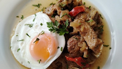 Vepřové nudličky s cibulí v alobalovém balíčku v horkovzdušné fritéze