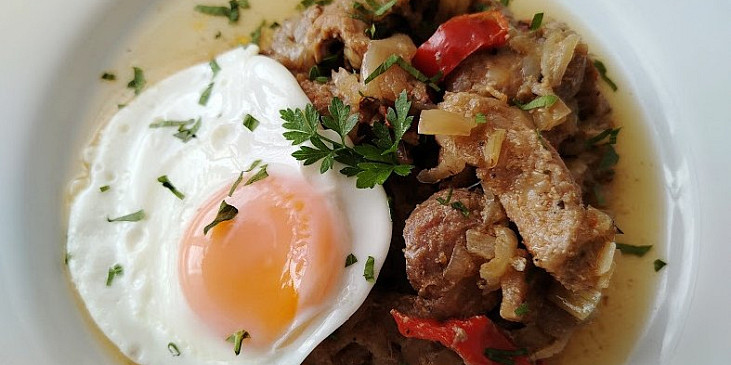 Vepřové nudličky s cibulí v alobalovém balíčku v horkovzdušné fritéze
