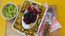 Zapečený sýr s jahodovo-rybízovým chutney