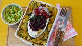 Zapečený sýr s jahodovo-rybízovým chutney
