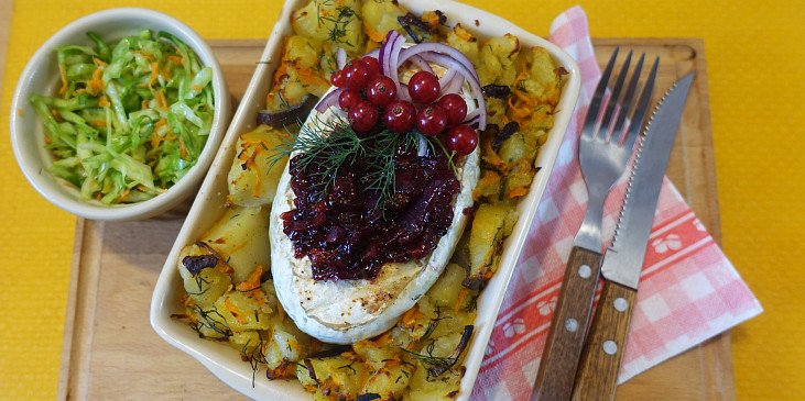 Zapečený sýr s jahodovo-rybízovým chutney