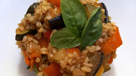 Bulgur s restovaným lilkem, zeleninou a bylinkami