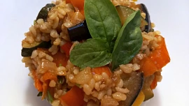 Bulgur s restovaným lilkem, zeleninou a bylinkami
