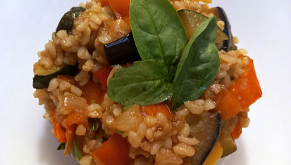 Bulgur s restovaným lilkem, zeleninou a bylinkami