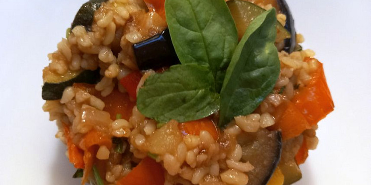 Bulgur s restovaným lilkem, zeleninou a bylinkami