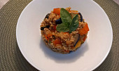 Bulgur s restovaným lilkem, zeleninou a bylinkami