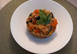 Bulgur s restovaným lilkem, zeleninou a bylinkami