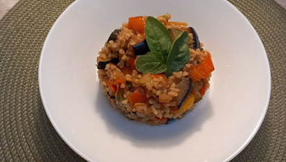 Bulgur s restovaným lilkem, zeleninou a bylinkami