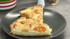 Drobenkový koláč s tvarohem a ovocem