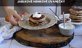 Jablkové hrnkové lívanečky