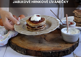 Jablkové hrnkové lívanečky