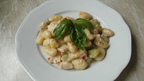 Gnocchi s cuketou, rajčaty a bazalkou