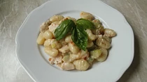 Gnocchi s cuketou, rajčaty a bazalkou