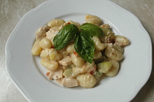 Gnocchi s cuketou, rajčaty a bazalkou