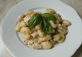 Gnocchi s cuketou, rajčaty a bazalkou (Gnocchi s cuketou, rajčaty a bazalkou)