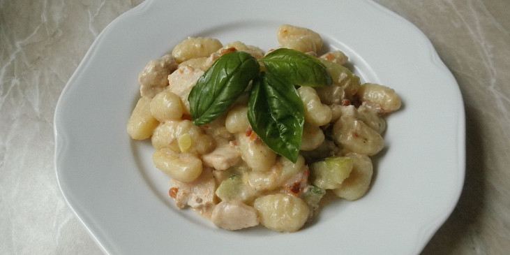 Gnocchi s cuketou, rajčaty a bazalkou (Gnocchi s cuketou, rajčaty a bazalkou)