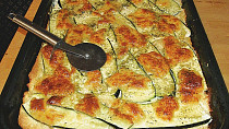Pizza z domácího listového těsta s cuketou a smetanou