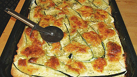 Pizza z domácího listového těsta s cuketou a smetanou