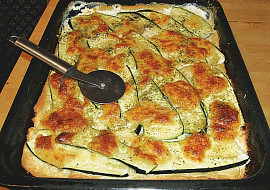 Pizza z domácího listového těsta s cuketou a smetanou