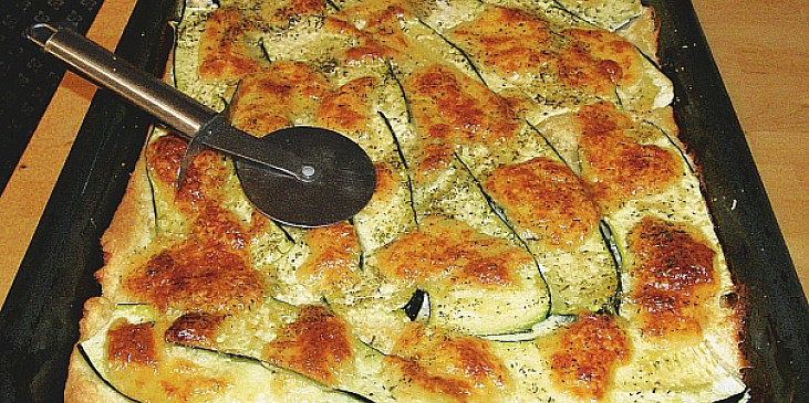 Pizza z domácího listového těsta s cuketou a smetanou