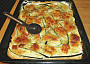 Pizza z domácího listového těsta s cuketou a smetanou