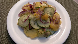 Bramborový salát s okurkou a koprem