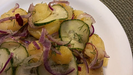 Bramborový salát s okurkou a koprem