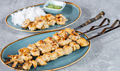 Kuřecí tandoori špízy s koriandrovou omáčkou