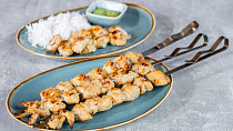 Kuřecí tandoori špízy s koriandrovou omáčkou