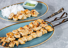 Kuřecí tandoori špízy s koriandrovou omáčkou