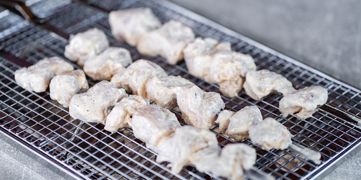Kuřecí tandoori špízy s koriandrovou omáčkou