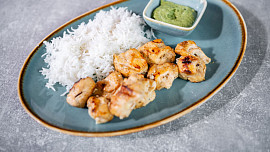 Kuřecí tandoori špízy s koriandrovou omáčkou