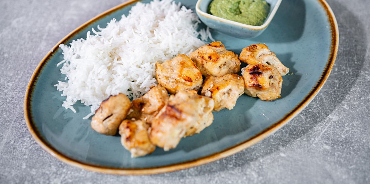 Kuřecí tandoori špízy s koriandrovou omáčkou