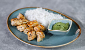 Kuřecí tandoori špízy s koriandrovou omáčkou
