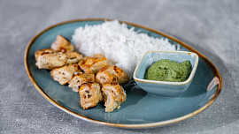 Kuřecí tandoori špízy s koriandrovou omáčkou
