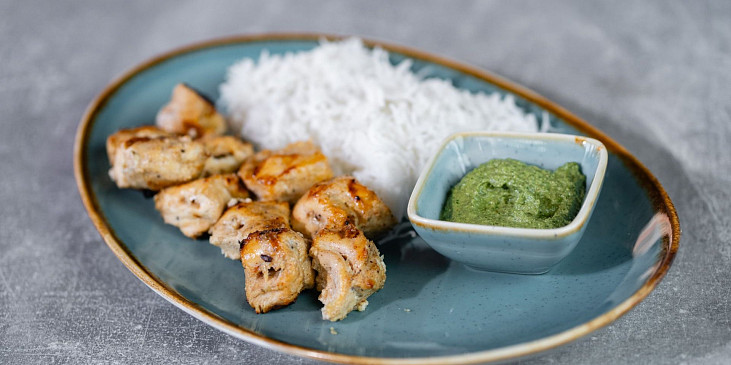 Kuřecí tandoori špízy s koriandrovou omáčkou