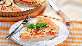 Quiche s cuketou a rajčaty