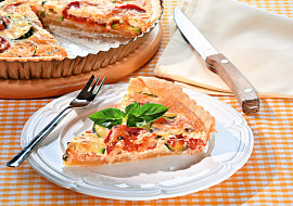 Quiche s cuketou a rajčaty