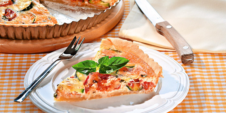 Quiche s cuketou a rajčaty
