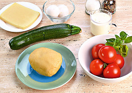 Quiche s cuketou a rajčaty
