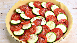 Quiche s cuketou a rajčaty