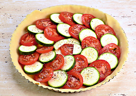 Quiche s cuketou a rajčaty