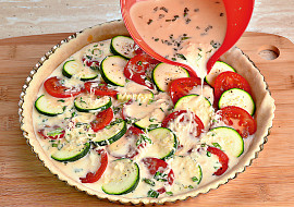 Quiche s cuketou a rajčaty